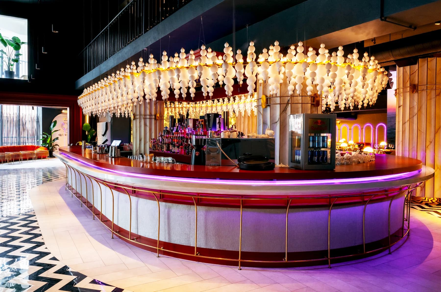 Queen dining room with multimedia stage, circular tables and dramatic lighting