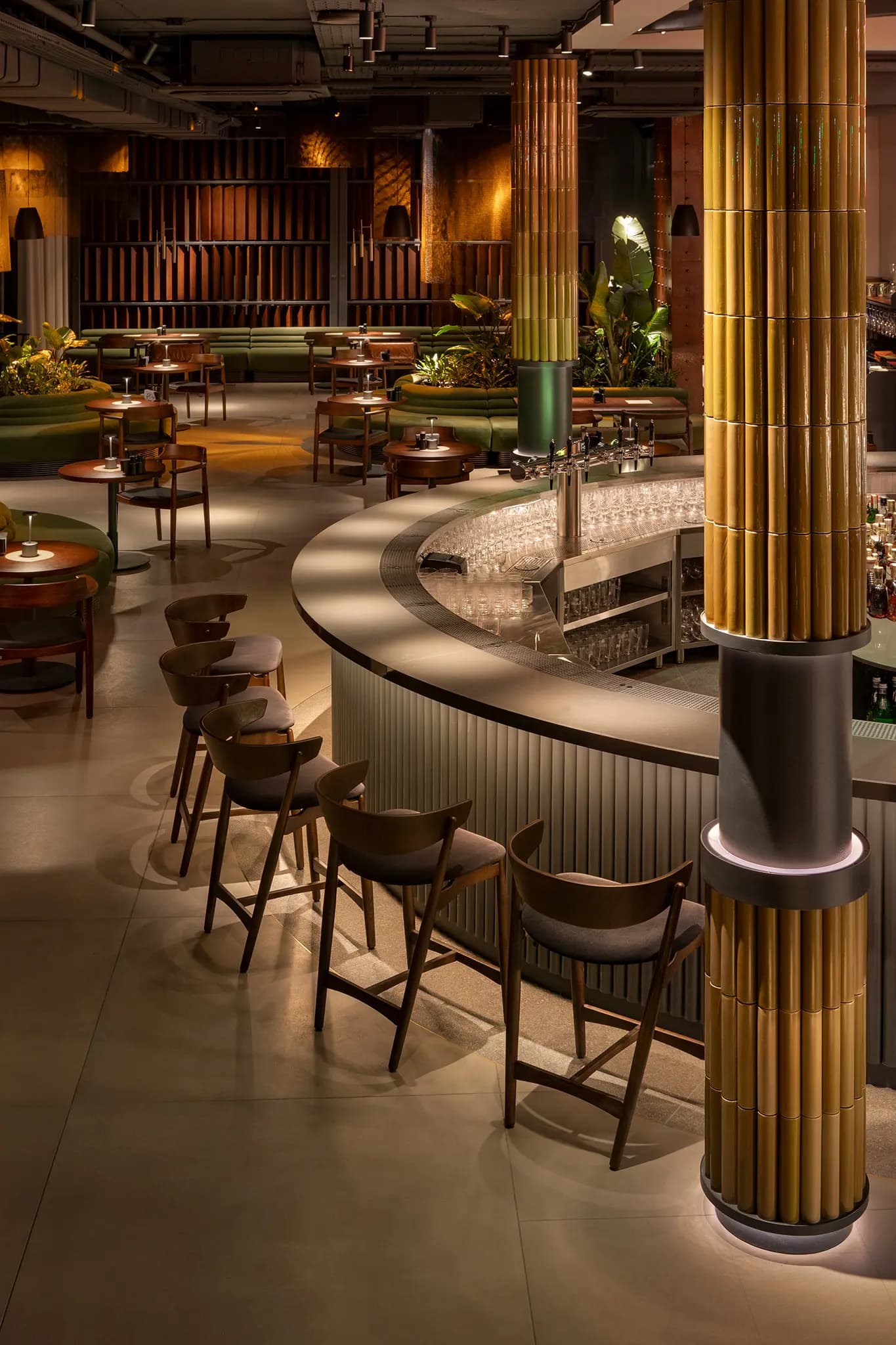 Curved restaurant bar with brass accents