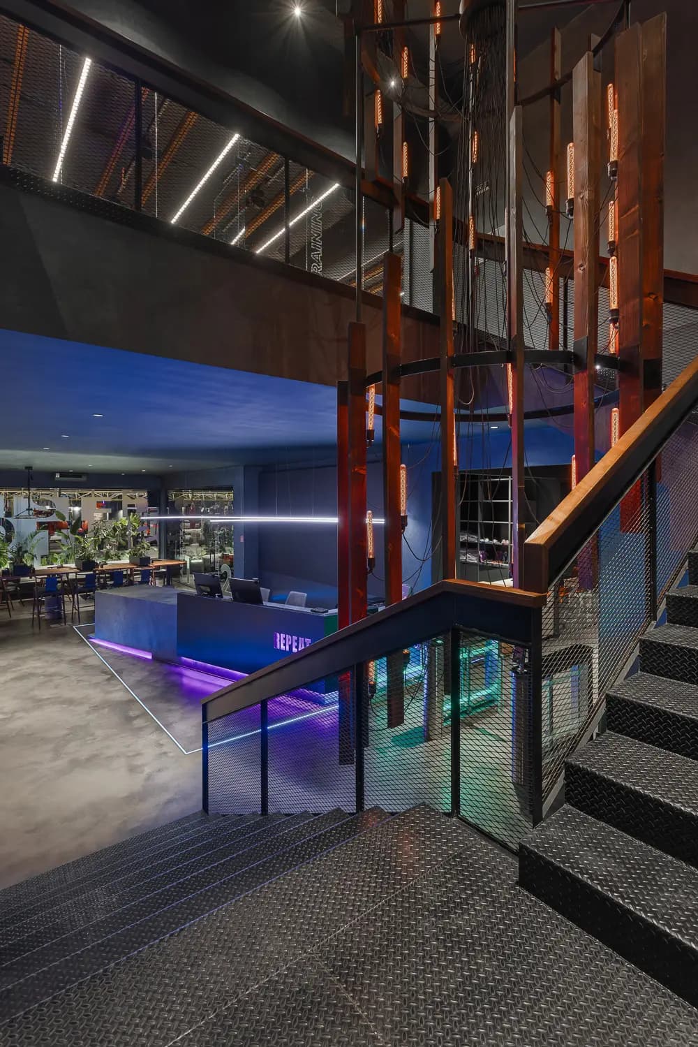 Industrial staircase connecting the reception area with the fitness levels.